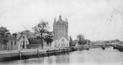 ZS-0988 Zierikzee. Nieuwe Haven. Rechts: de uit 1839 daterende brug. De brug werd in 1927 vervangen. In het midden: de ...