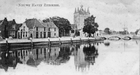 ZS-0989 Zierikzee. Nieuwe Haven. Rechts: de uit 1839 daterende brug. De brug werd in 1927 vervangen. In het midden: de ...