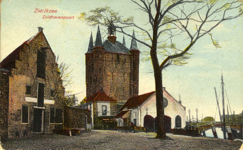 ZS-0990 Zierikzee. Nieuwe Haven. rechts: het pakhuis van de N.V. 'Koophandel'; links het uit 1656 daterende ...