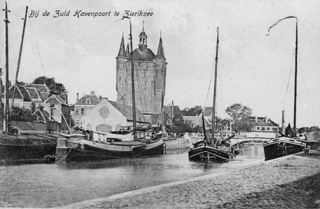 ZS-0991 Zierikzee. Nieuwe Haven. Rechts: de uit 1839 daterende brug. De brug werd in 1927 vervangen; in het midden: de ...