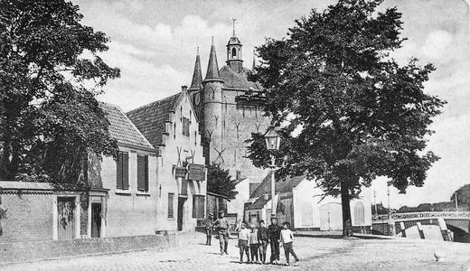 ZS-0992 Zierikzee. Nieuwe Haven. Rechts: de uit 1839 daterende brug. De brug werd in 1927 vervangen; in het midden: de ...