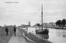 ZS-1022 Zierikzee. Engelse Kade/Oosthavendijk. Links het voormalige jaagpad, rechts de Nieuwe Haven en achter 't Luitje ...