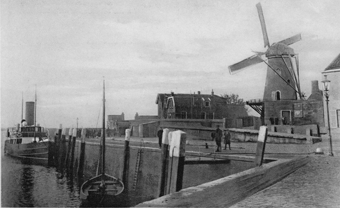 ZS-1037 Zierikzee. Nieuwe Haven en 't Luitje. Aan de steiger s.s. 'Noord-Beveland' van de Provinciale Stoomboot Dienst ...