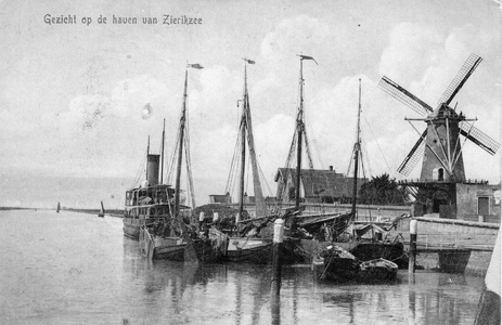 ZS-1040 Zierikzee. Nieuwe Haven en 't Luitje. Aan de steiger enkele vissersschepen en de s.s. 'Noord-Beveland' van de ...