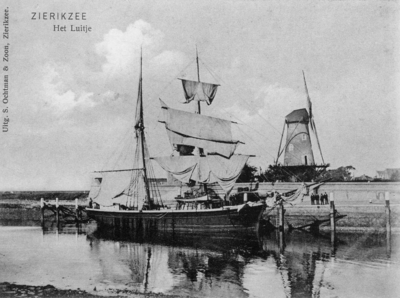 ZS-1057 Zierikzee. 't Luitje. Voor de wal: een brik, waarschijnlijk met zout afkomstig uit Engeland. Links: het bolwerk ...