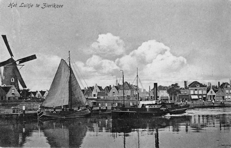 ZS-1058 Zierikzee. Nieuwe Haven (rechts) en 't Luitje. Vertrek van de 'De 'Zeeuwsche Spoorboot No 1' van de Zeeuwsche ...