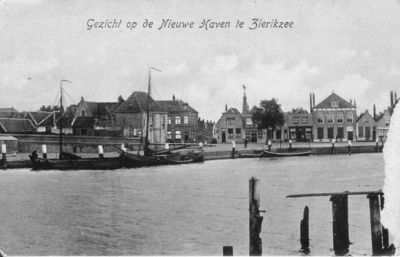 ZS-1063 Zierikzee. Nieuwe Haven. en 't Luitje. Rechts: de duikplank van de Zierikzeese zwemvereniging.