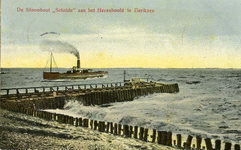 ZS-1064 Zierikzee. Plankier bij het Westhavenhoofd. Stoomboot 'Schelde' van de lijndienst Zierikzee-Rotterdam vaart het ...