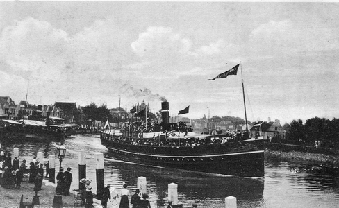 ZS-1068 Zierikzee. Nieuwe Haven. Vertrek veerboot s.s. 'Stad Zierikzee' van de R.T.M. naar Rotterdam.