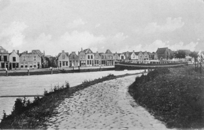 ZS-1072 Zierikzee. Nieuwe Haven, gezien vanaf de Oosthavendijk. Aan de kade de veerboot s.s. 'Stad Zierikzee' van de ...