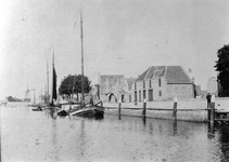 ZS-1091 Zierikzee. Nieuwe Haven. rechts: de kolenpakhuizen van L. Geluk en J.J. de Jonge; voor de wal: het schip van ...