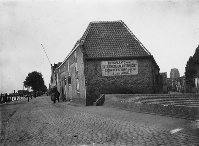 ZS-1092 Zierikzee. Nieuwe Haven. Kolenpakhuizen: links L. Geluk, rechts: J.J. de Jonge. Rechts de waterkering voor het ...