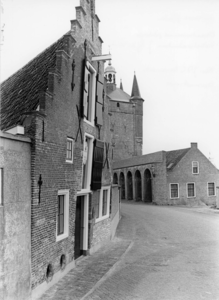 ZS-1102 Zierikzee. Nieuwe Haven. links: het uit 1656 daterende graanpakhuis 't Comt al van Godt . thans gerestaureerd ...