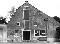 ZS-1111 Zierikzee. Nieuwe Haven. Oud pakhuis, later Bijdevaate makelaardij. Opschrift boven de hijsbalk: 't Comt al van God .
