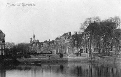 ZS-1158 Zierikzee. Oude Haven. Gezicht op het Kraanplein en Havenpark.