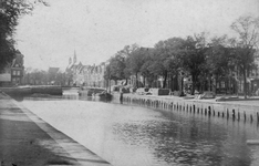 ZS-1191 Zierikzee. Oude Haven. Gezicht op de in 1886 gebouwde 'Kegelbrug' (noodbrug). Deze brug is bij de gedeeltelijke ...
