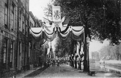 ZS-1238 Zierikzee. Oude Haven zz. Versieringen t.g.v. het bezoek van H.M. Koningin Wilhelmina en Z.K.H. Prins Hendrik.