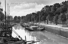 ZS-1289 Zierikzee. Gezicht op de Oude Haven met Belgische vissersschepen, gezien vanaf het Witte Bruggetje.