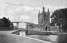 ZS-1293 Zierikzee. Gezicht op de Eerste Binnenbrug (het Witte bruggetje) en de Zuidhavenpoort, gezien vanaf de Oude ...