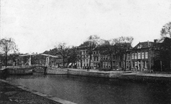 ZS-1300 Zierikzee. Oude Haven met gezicht op de in 1886 gebouwde 'Kegelbrug' (noodbrug). Deze brug is bij de ...