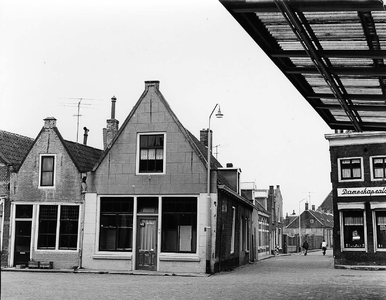 ZS-1336 .Zierikzee. Hoek Bagijnestraat-Pieterseliestraat-Witte IJestraat. Links op de hoek: de voormalige schoenwinkel ...