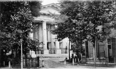 ZS-1350 Zierikzee. Poststraat met Nieuwe Kerk. Links: de op 31 augustus 1898 geplante 'Wilhelminalinde'.