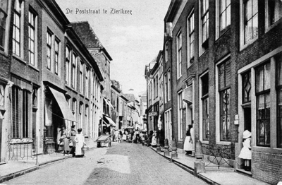 ZS-1351 Zierikzee. Poststraat, tussen Witte IJestraat en Korte Sint Janstraat.