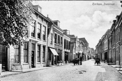 ZS-1352 Zierikzee. Poststraat, gezien richting Appelmarkt. Links vooraan de Scheldebank, later Rotterdamse bank. De ...
