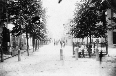 ZS-1354 Zierikzee. Poststraat, gezien vanaf Kerkhof zz. Rechts: de op 31 augustus 1898 geplante 'Wilhelminalinde'.