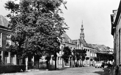 ZS-1355 Zierikzee. Poststraat, gezien richting Appelmarkt. Links: de op 31 augustus 1898 geplante 'Wilhelminalinde'.