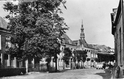 ZS-1357 Zierikzee. Poststraat, gezien richting Appelmarkt. Links: de op 31 augustus 1898 geplante 'Wilhelminalinde'.