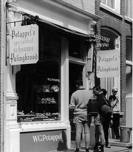 ZS-1387 Zierikzee. Poststraat 8. Bakkerswinkel van W.G. Potappel, bekend om zijn Schouws palingbrood.