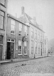 ZS-1398 Zierikzee. Poststraat. Huis van dhr. W.C. de Crane, met kantoor en stalling. In 1886 gekocht door dhr. J. ...