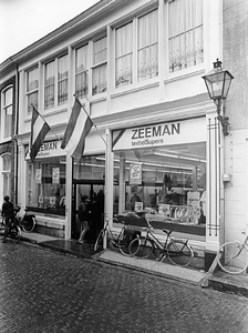 ZS-1400 Zierikzee. Poststraat nz. 6. Textielsuper Zeeman .