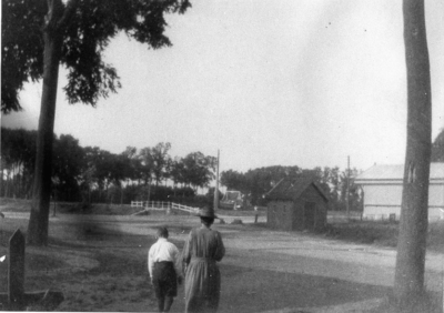 ZS-1460 Zierikzee. Sas. Rechts de palenloods van de Provinciale Zeeuwsche Electriciteits Maatschappij.