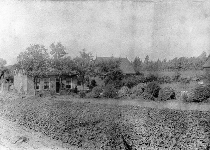 ZS-1470 Zierikzee. Hoek Scheepstimmerdijk / Plaatweg (later Calandweg). Tuinderij annex boomgaard Zeldenrust . Rechts ...