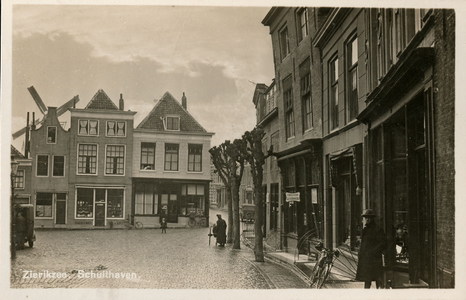 ZS-1490 Zierikzee. Schuithaven. Links in het midden: handel in kruidenierswaren, tabak en sigaren van Marina Maatje van ...