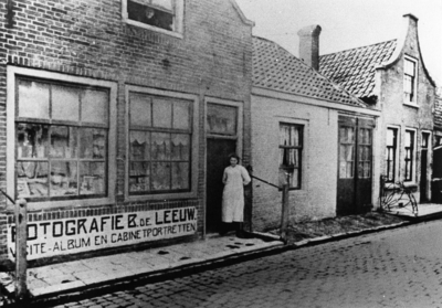 ZS-1514 Zierikzee. Sint Anthoniesdam. Op zondag 5 maart 1911 opende Bartelomeus de Leeuw zijn moderne fotozaak.