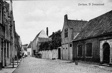 ZS-1525 Zierikzee. Sint Domusstraat. Rechts: het uit de tweede helft van de zeventiende eeuw daterende poortje.