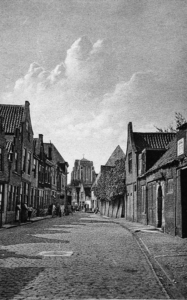 ZS-1529 Zierikzee. Sint Domusstraat. Rechts: het uit de tweede helft van de zeventiende eeuw daterende poortje.