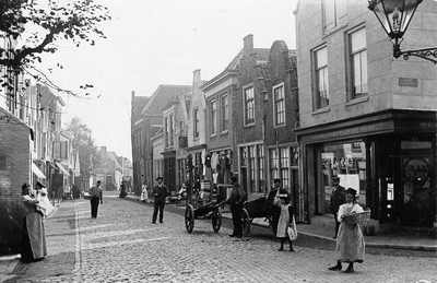ZS-1531 Zierikzee. Sint Domusstraat. In het midden; de galanaterie- en borstelhandel van J. Verhage. Op de hoek: ...
