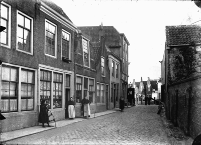 ZS-1547 Zierikzee. Sint Domusstraat. 2e huis links: winkelierster E. Ornee-Staijer. Rechts daarvan: schoenmaker J. Ornee.