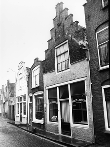 ZS-1598 Zierikzee. Sint Domusstraat 94, 96 en 98. Voormalige winkel van bakker A.C. van der Linde, links daarvan de ...