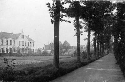 ZS-1653 Zierikzee. Touwbaan (oostelijk deel). Links: de uit 1904 daterende Ambachtsschool.
