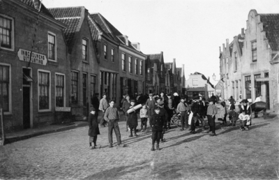 ZS-1658 Zierikzee. Varremarkt (eerder Botermarkt) / Lammermarkt. Links het café 'In Schouwens Uitrusting' (B 470) van ...