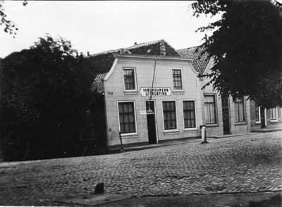 ZS-1663 Varremarkt (eerder Botermark). Links het café 'In Schouwens Uitrusting'. (B 470) van Leendert Pieter Beije.