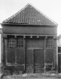 ZS-1728 Zierikzee. Verrenieuwstraat. B 198 (thans nr. 27). Voormalig pakhuis, in 1929 tot woonhuis verbouwd.