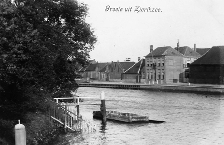 ZS-1745 Zierikzee. Vissersdijk. In het midden: de gebouwen van de voormalige zoutziederij 'De Leijekeet'; rechts ...