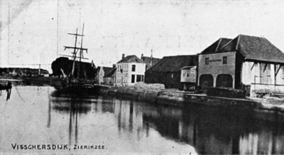 ZS-1747 Zierikzee. Vissersdijk. Rechtsvoor de gebouwen van de 'Zierikzeese Houthandel', thans (2012) Museumhaven en ...