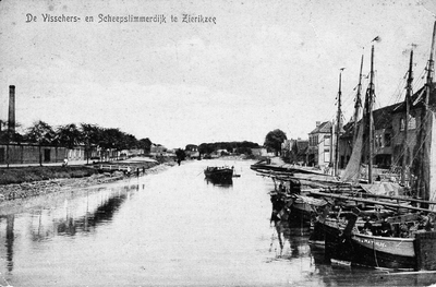 ZS-1755 Zierikzee. Vissersdijk. Links: de bedrijfsgebouwen van de Gemeente Gasfabriek aan de Scheepstimmerdijk. Rechts: ...